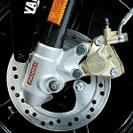 2008-Aerox-R-detail-03_prv_tcm45-205604 Yamaha to nie tylko świetne osiągi, ale też hamulce.