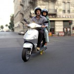 Lampa przednia w Piaggio wylądowała na kierownicy. Zapewnia to wydają pracę oświetlenia. Lampa przednia w Piaggio wylądowała na kierownicy. Zapewnia to wydają pracę oświetlenia.