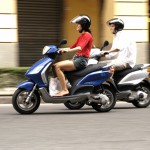Piaggio Fly posiada dwunastocalowe koła. Do miasta wystarczy. Piaggio Fly posiada dwunastocalowe koła. Do miasta wystarczy.