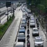 669411_traffic_jamz Drogi w ciągu dnia są mokre i czarne. W nocy pojawia się lód.