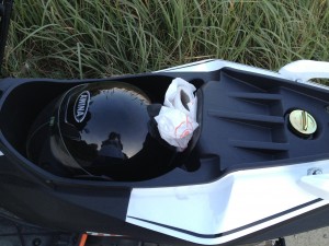 Schowek skutera bez wi臋kszego problemu pomie艣ci otwarty kask skuterowy.