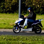 Skuter w porównaniu do motoroweru, czy motocykla prowadzi się dużo łatwiej.