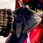 Rękawice motocyklowe warto przymierzyć przed zakupem, aby nie okazały się za duże, albo nie utrudniały dokonywania podstawowych czynności.