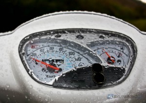 Podczas deszczu oznakowanie poziome często jest śliskie niczym lód. Niestety nie wszystkie linie są wykonywane w nowej technologii Podczas deszczu oznakowanie poziome często jest śliskie niczym lód. Niestety nie wszystkie linie są wykonywane w nowej technologii
