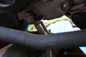 Śruba spustowa oleju w skuterze zlokalizowana jest po prawej stronie dolnej części bloku silnika