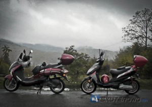 Moto Magnus T-Rex i Motowell Magnet Sport na jednej z beskidzkich przełęczy. Moto Magnus T-Rex i Motowell Magnet Sport na jednej z beskidzkich przełęczy.