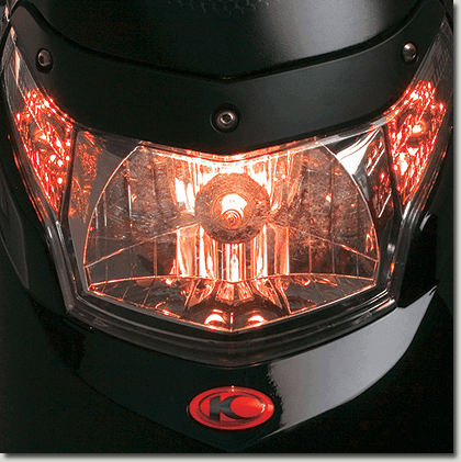 Kymco dink 50 Duże lampy zapewniają świetną widoczność. Koniec z oświetleniem przy którym co najwyżej można przeczytać książkę.