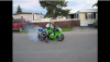 Drogowy artysta pali gumę Kawasaki – zobacz wideo