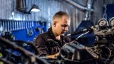 Jaki olej lać do motocykla i skutera? Czy nadaje się olej samochodowy? #2 Mechanik Jednoślad.pl