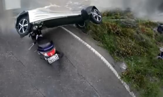 Wypadek skutera z motocyklem