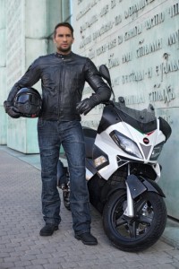 KURTKA-SKORZANA-MECHANICS--KASK-RAW--SPODNIE-EVIL-JEANS-I-BUTY-TACTIC-X.7.ratio.640.560