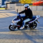 Zipp Axis: Skuterowo.com Wysoko umiejscowiony środek ciężkości nieco utrudnia manewry