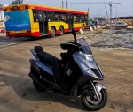 Autobus na tle skutera zawsze wypada blado.