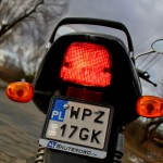 Tylna lampa jest dobrze widoczna. Przedni reflektor spisuje się znakomicie.