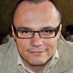 Serwis, jego rozbudowę, reklamę, nalepki, znaczki, koperty i inne materiały sponsoruję sam. Dzięki temu, że jestem współwłaścicielem agencji reklamowej i dzięki znajomości technologii i  branży internetowej, którą zajmuję się od kilkunastu lat mogę sobie na to pozwolić, aby prowadzić taki projekt zupełnie nie obciążając motocyklistów żadnymi kosztami ani uciążliwymi reklamami