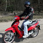 sdc10094 Łańcuch nie wymaga tak częstej wymiany jak pasek napędowy skutera.