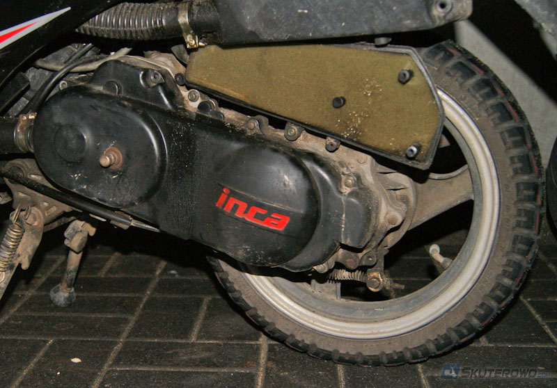 Jak wyczyścić gąbkowy filtr powietrza w swoim skuterze lub motocyklu?
