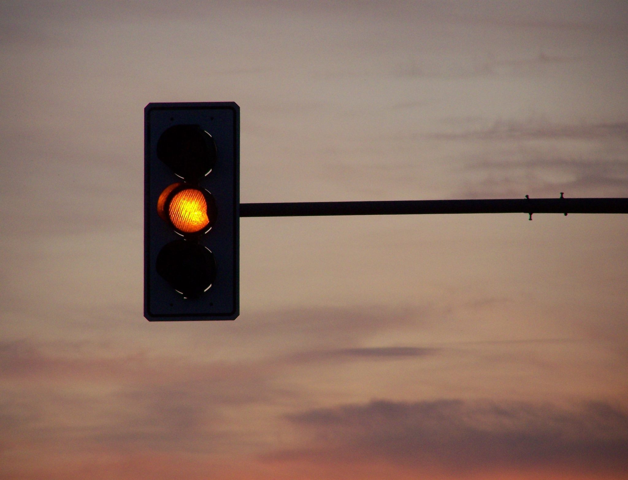 Желтый свет на дороге. Желтый светофор. Желтый свет светофора. Ночной светофор. Мигающий сигнал светофора.