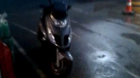 Skuterem i motocyklem w deszczu: Bezpieczeństwo i technika jazdy