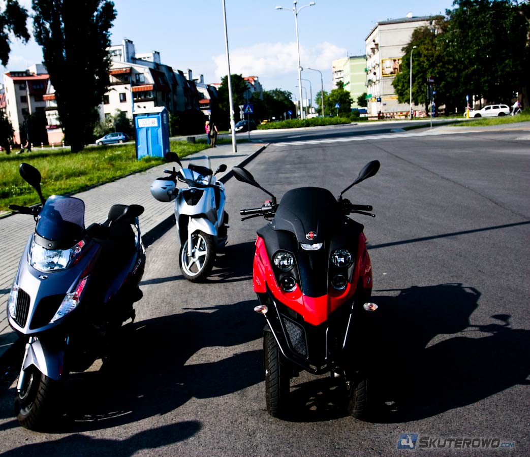 Jazda skuterem lub motorowerem: Środkiem, czy bokiem?