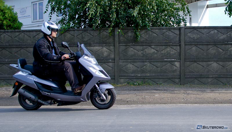 Jazda skuterem i motocyklem pod wiatr