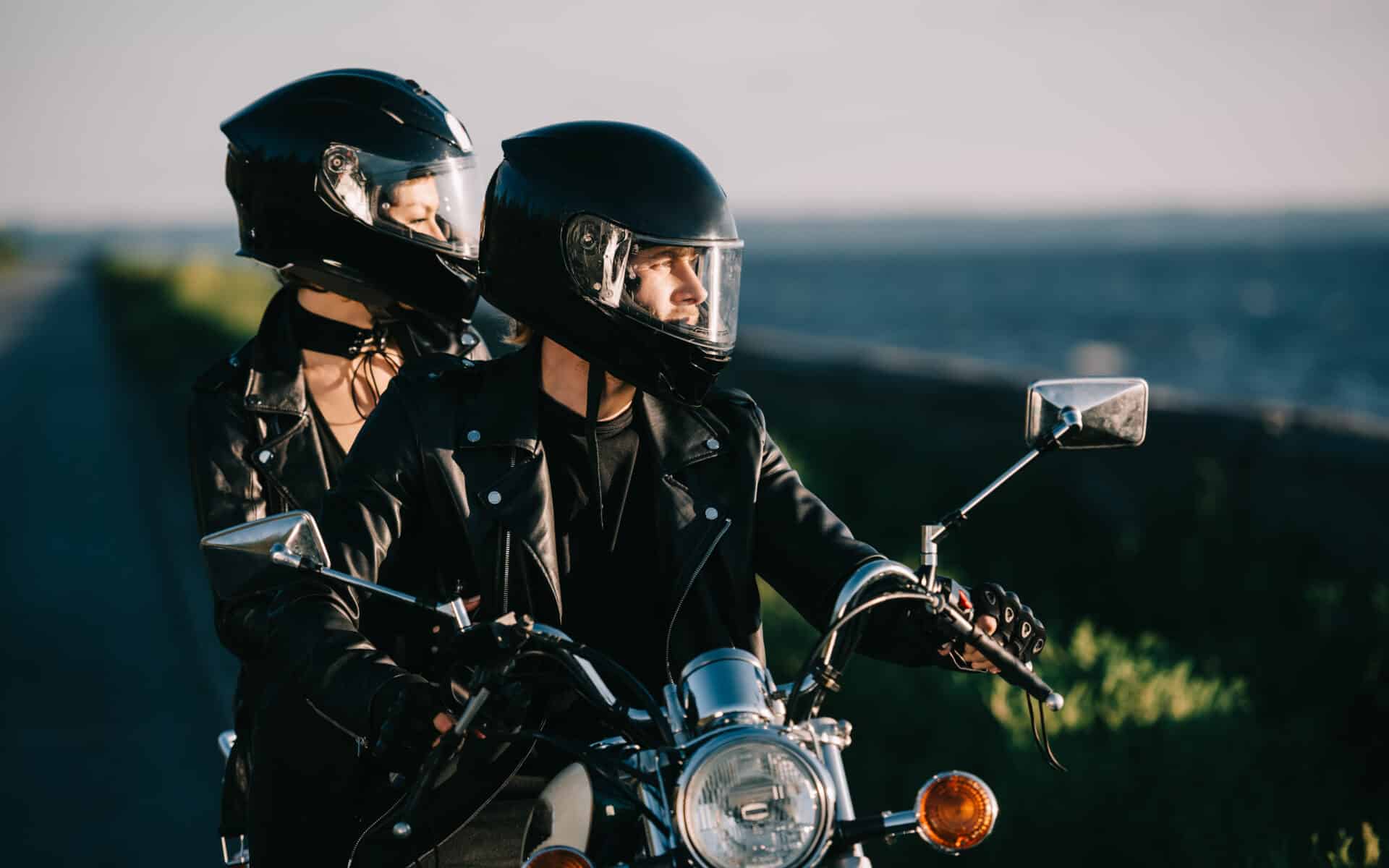Najtańsze kaski motocyklowe dostępne na chińskich portalach aukcyjnych mogą narobić więcej szkód niż pożytku w trakcie wypadku - sugerujemy je omijać szerokim łukiem i skupić się na atestowanej i markowej ochronie ciała. Taki sprzęt wcale nie musi być bardzo drogi.