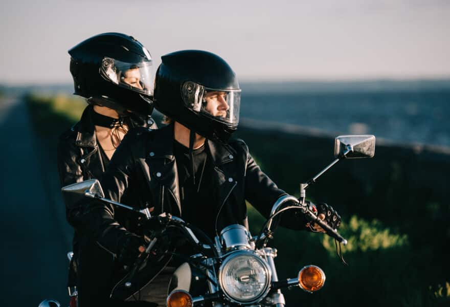 Najtańsze kaski motocyklowe dostępne na chińskich portalach aukcyjnych mogą narobić więcej szkód niż pożytku w trakcie wypadku - sugerujemy je omijać szerokim łukiem i skupić się na atestowanej i markowej ochronie ciała. Taki sprzęt wcale nie musi być bardzo drogi.