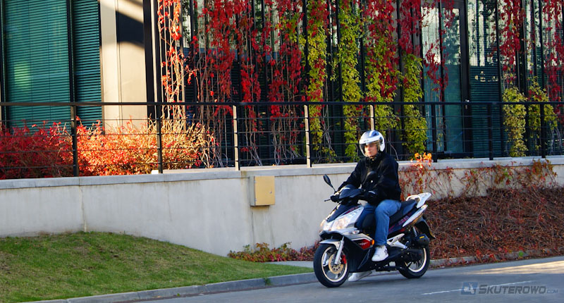 Jazda skuterem lub motocyklem po mieście: Technika jazdy