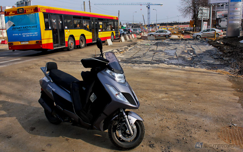 Autobus nigdy nie wygra ze skuterem i motocyklem
