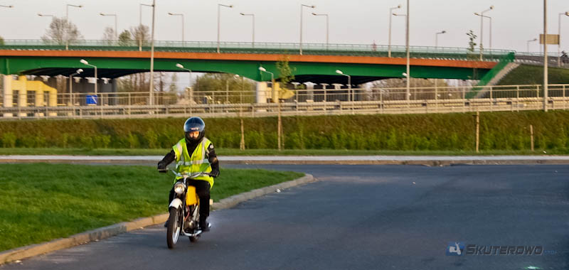 Motocyklowa kamizelka odblaskowa: Tania inwestycja w bezpieczeństwo