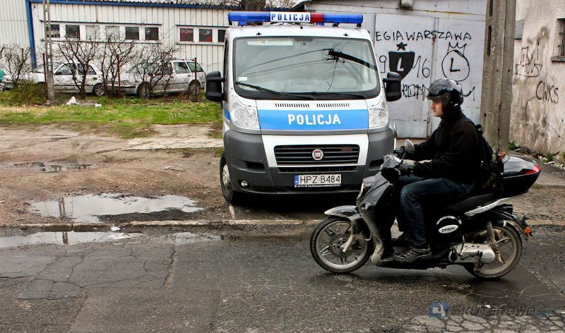 Wyprzedzanie w korku motocyklem a przepisy: Marek Dworak – czy to zgodne z prawem?