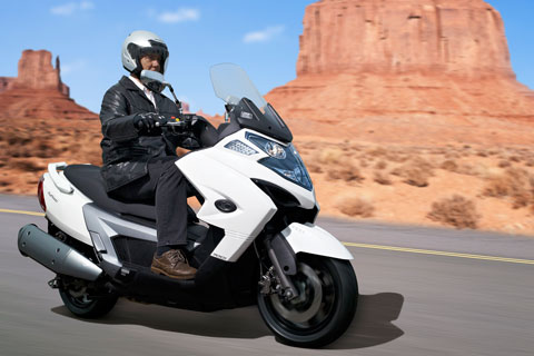 Kymco MyRoad 700: Z Bliska