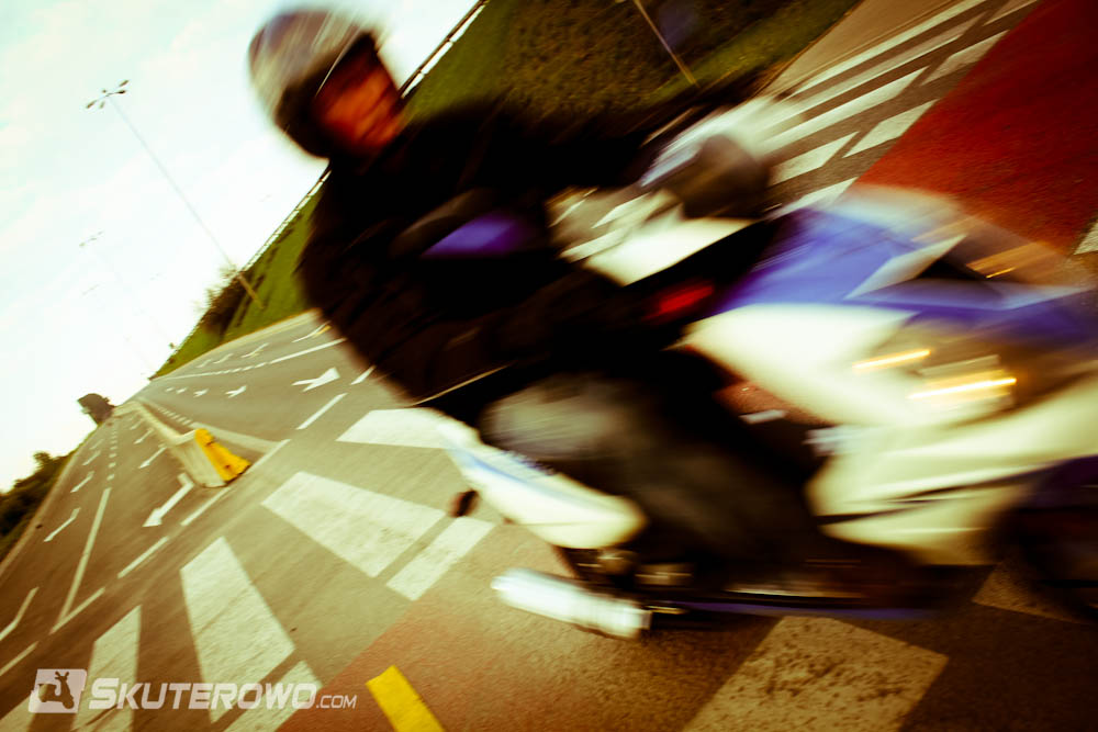 Nie ruszaj skuterem/motocyklem jako pierwszy spod świateł