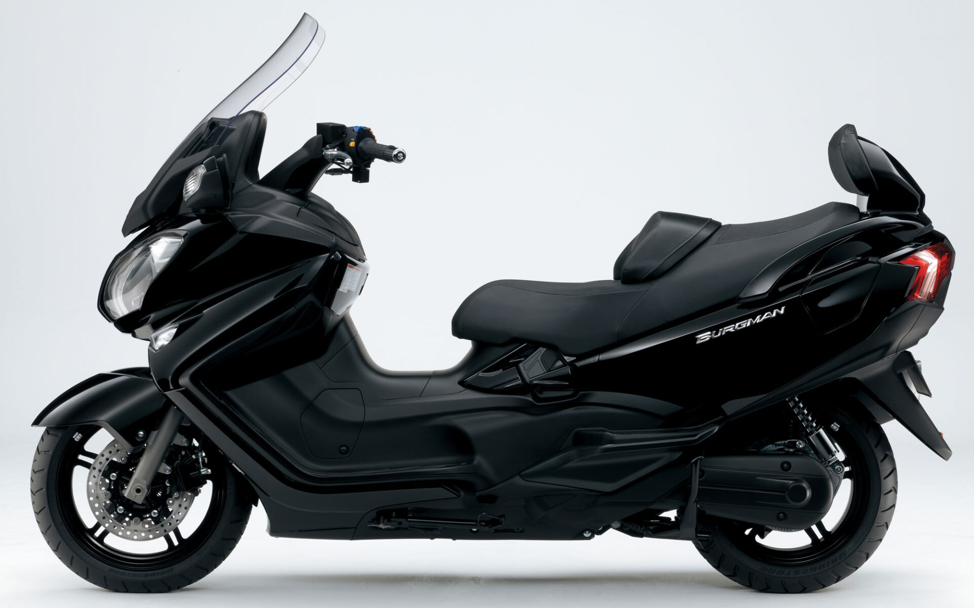 Suzuki Burgman 650 Executive 2013: Z bliska