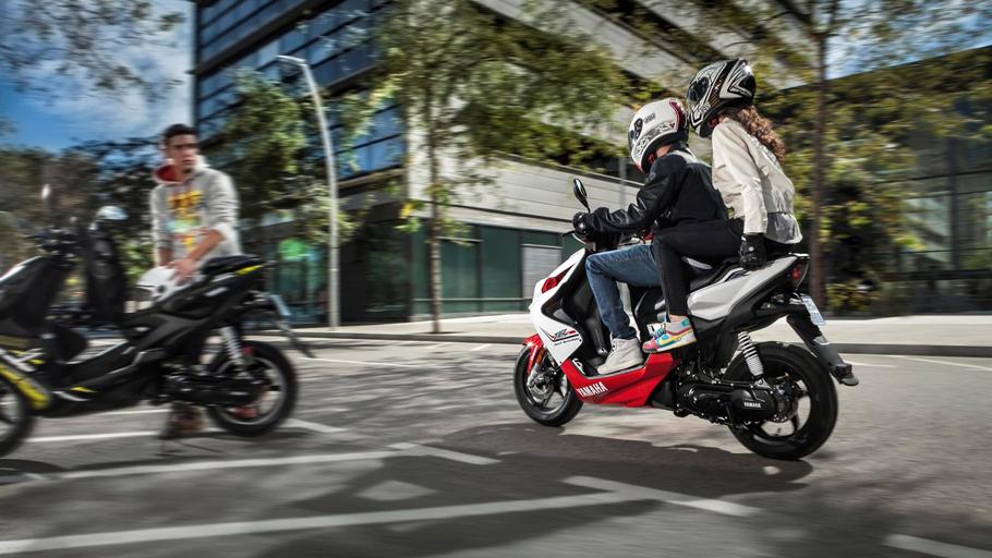 Yamaha Aerox 50 2013: Z Bliska