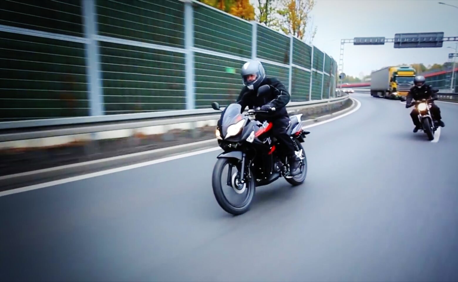 Czy motocyklem 125 ccm można jeździć po autostradzie i ekspresówce?