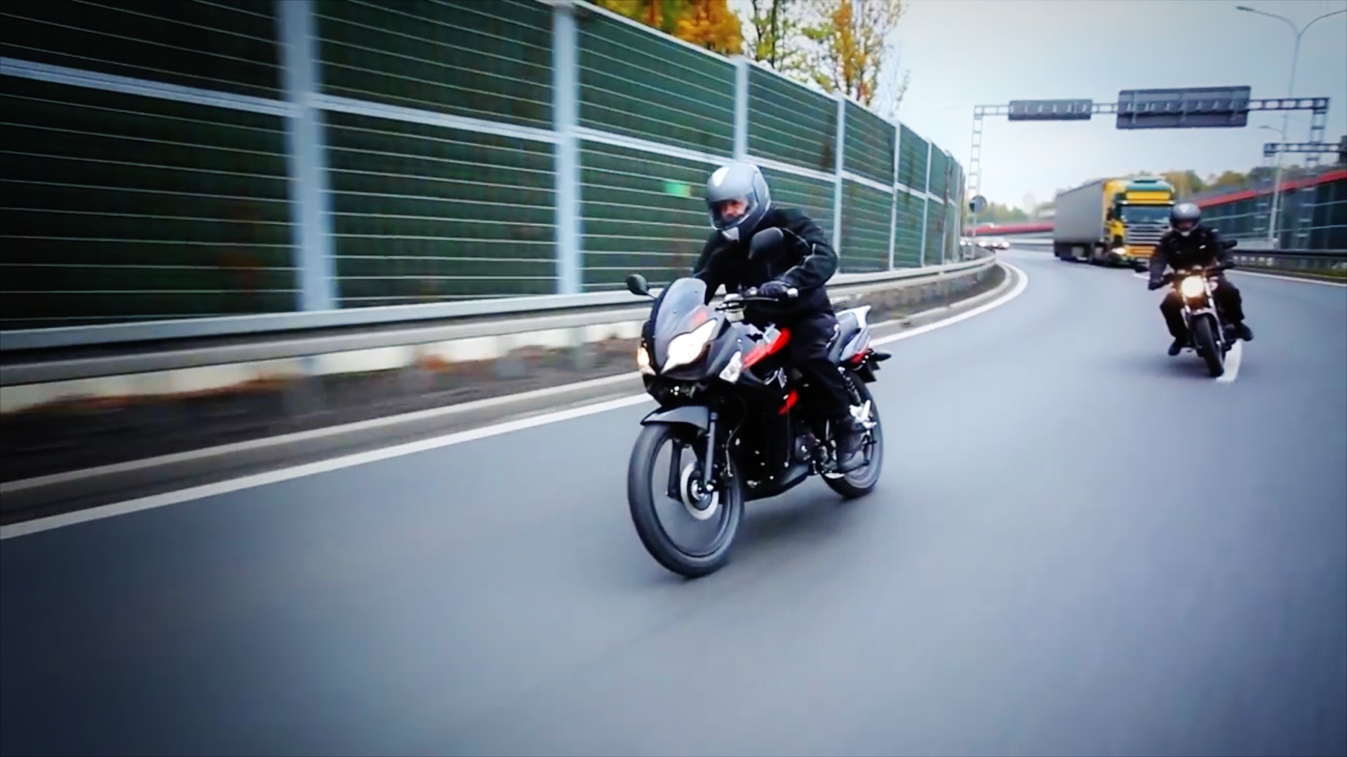 Czy motocyklem 125 ccm można jeździć po autostradzie i ekspresówce?