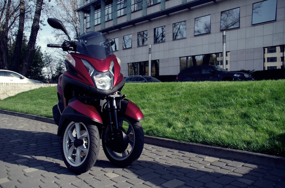 Test Yamaha Tricity 125: „Panie kierowniku, a dlaczego to ma dwa koła z przodu?”