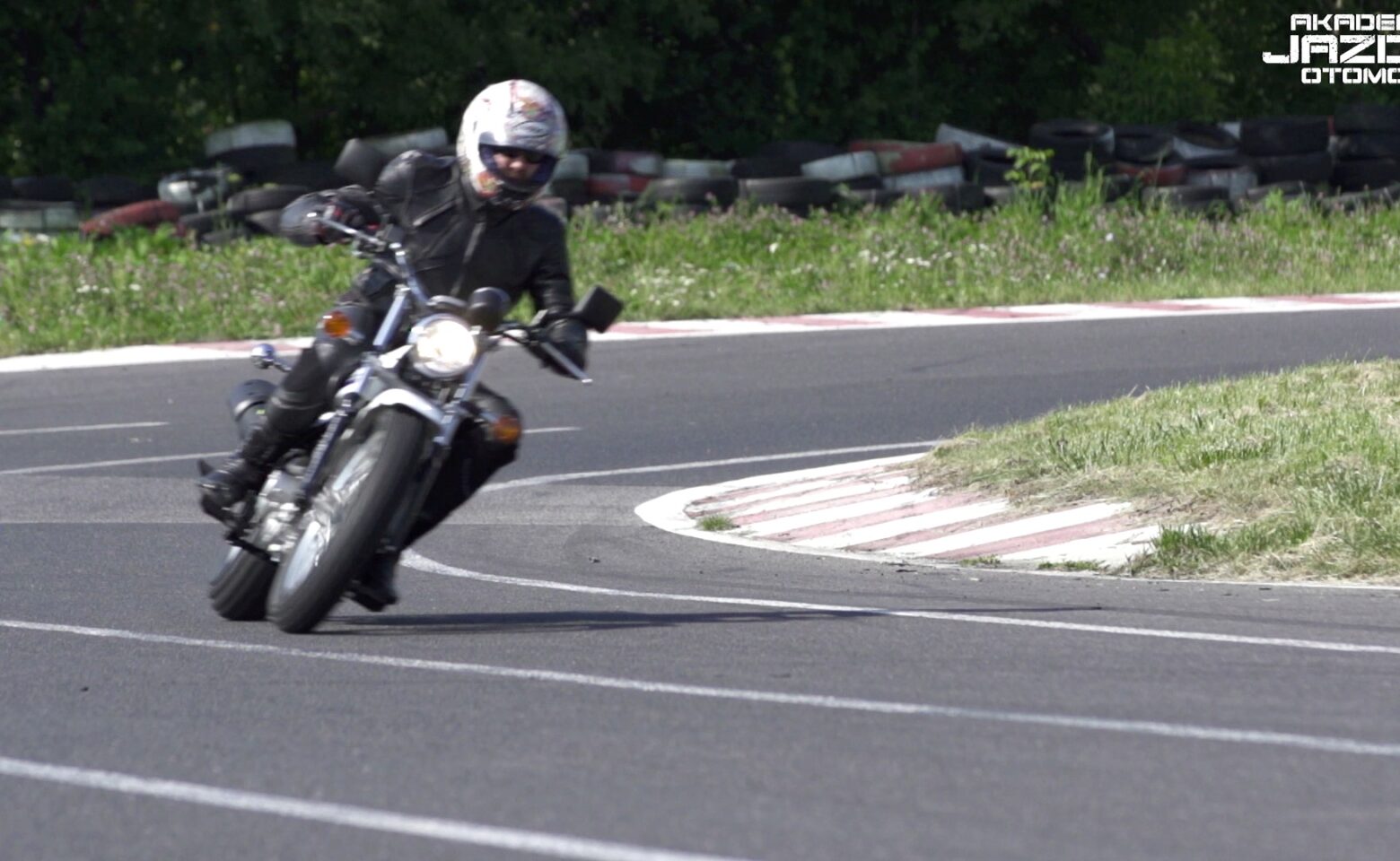 Akademia Jazdy OtoMoto: Odc. 2: Ergonomia, przygotowanie i bezpieczeństwo na motocyklu 125