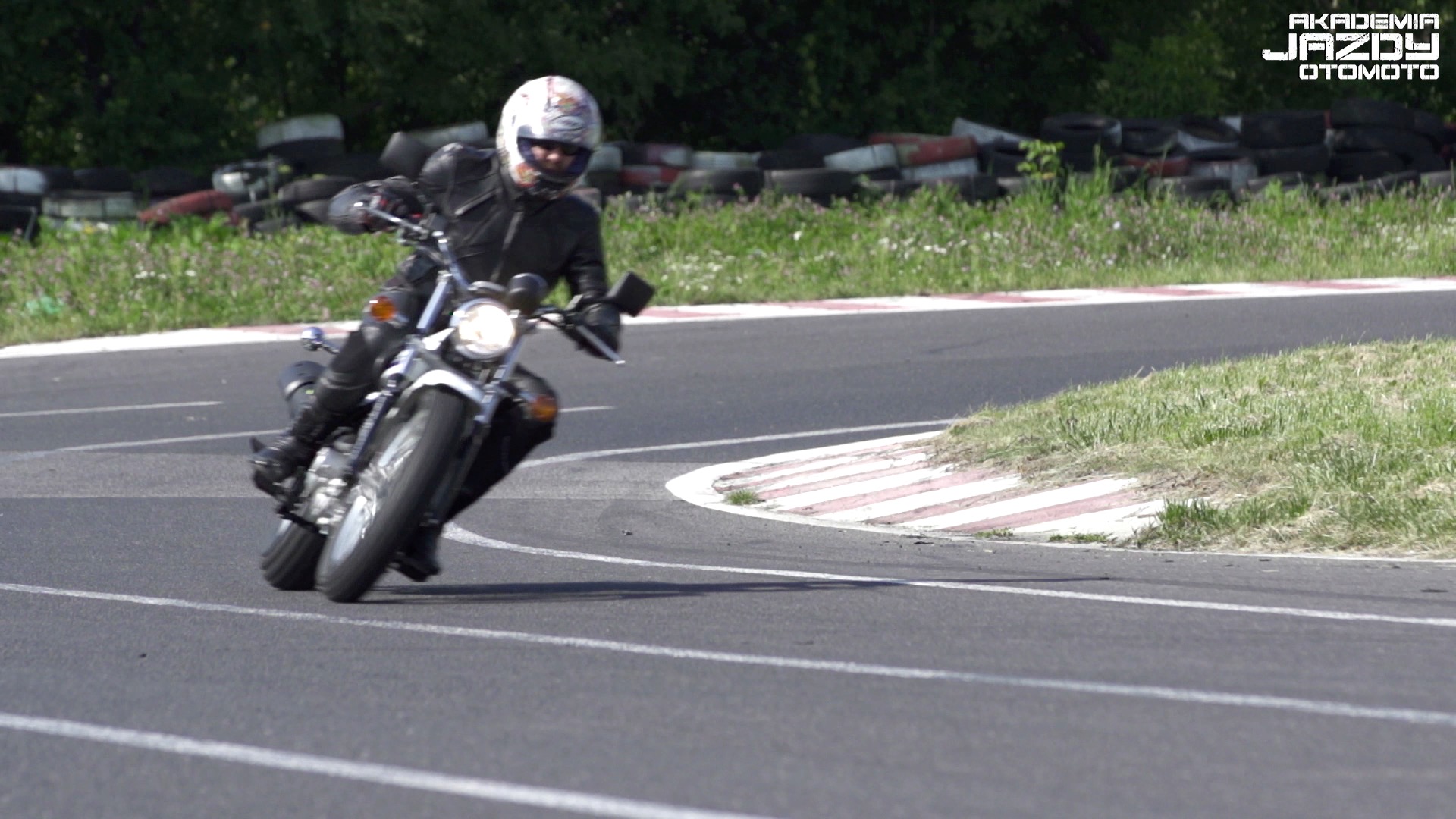Akademia Jazdy OtoMoto: Odc. 2: Ergonomia, przygotowanie i bezpieczeństwo na motocyklu 125