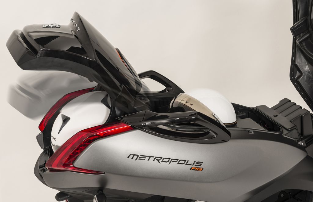 Trójkołowy Peugeot Metropolis RS 400i: Prezentacja Skuterowo.com