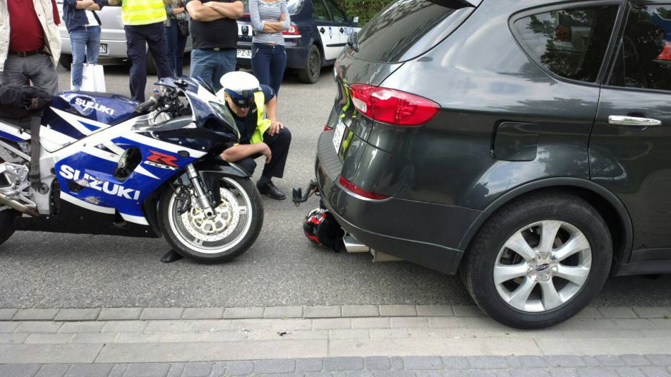 Warszawa: poważny wypadek na Powiślu – motocyklista w stanie ciężkim