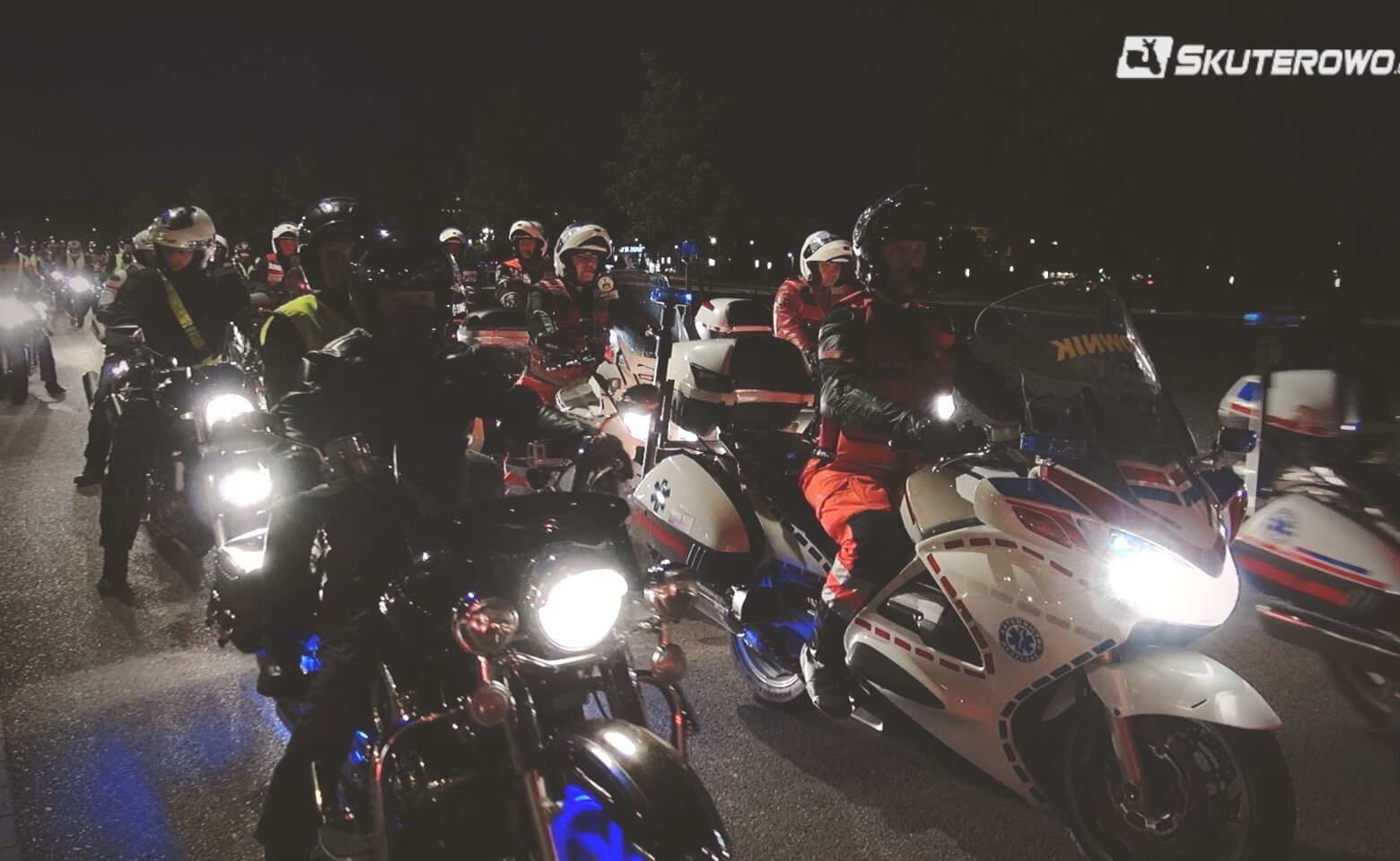 Ulicami Warszawy przejechała Odblaskowa Parada Motocyklowa Świeć Przykładem Nocą 2015