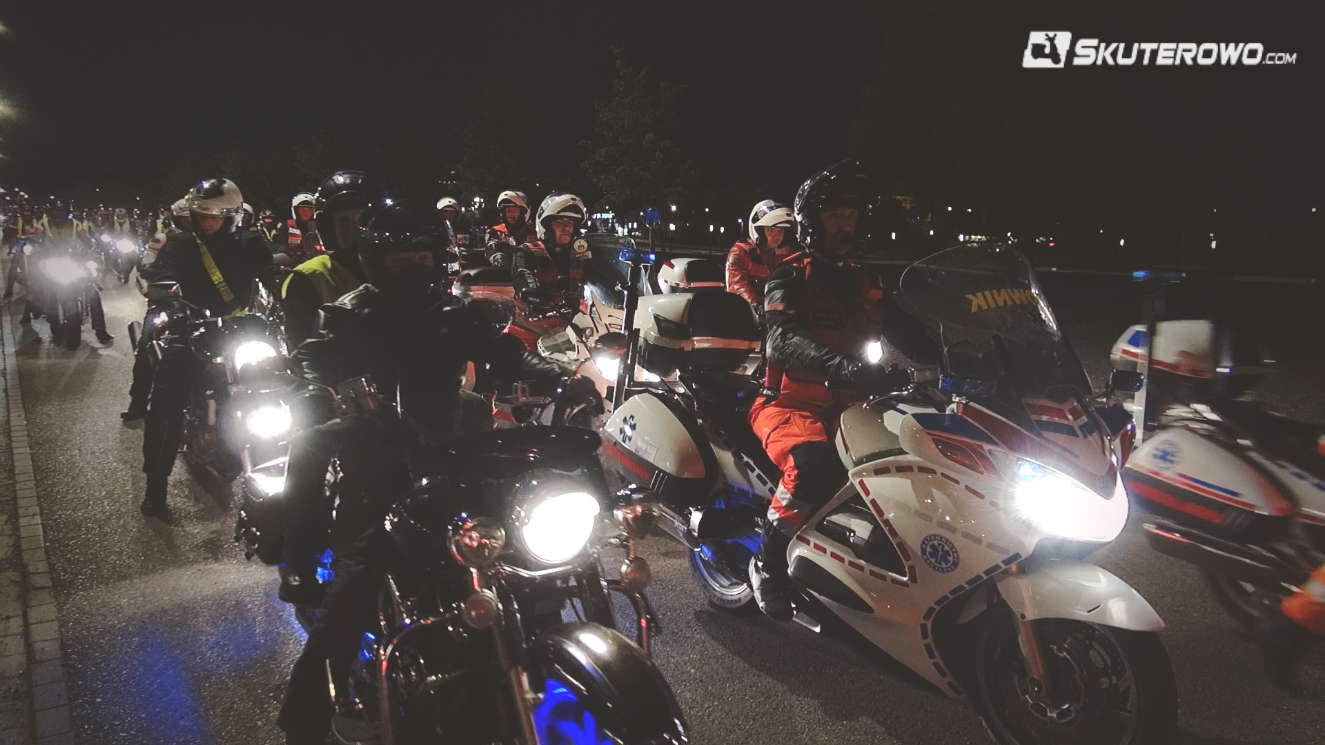 Ulicami Warszawy przejechała Odblaskowa Parada Motocyklowa Świeć Przykładem Nocą 2015