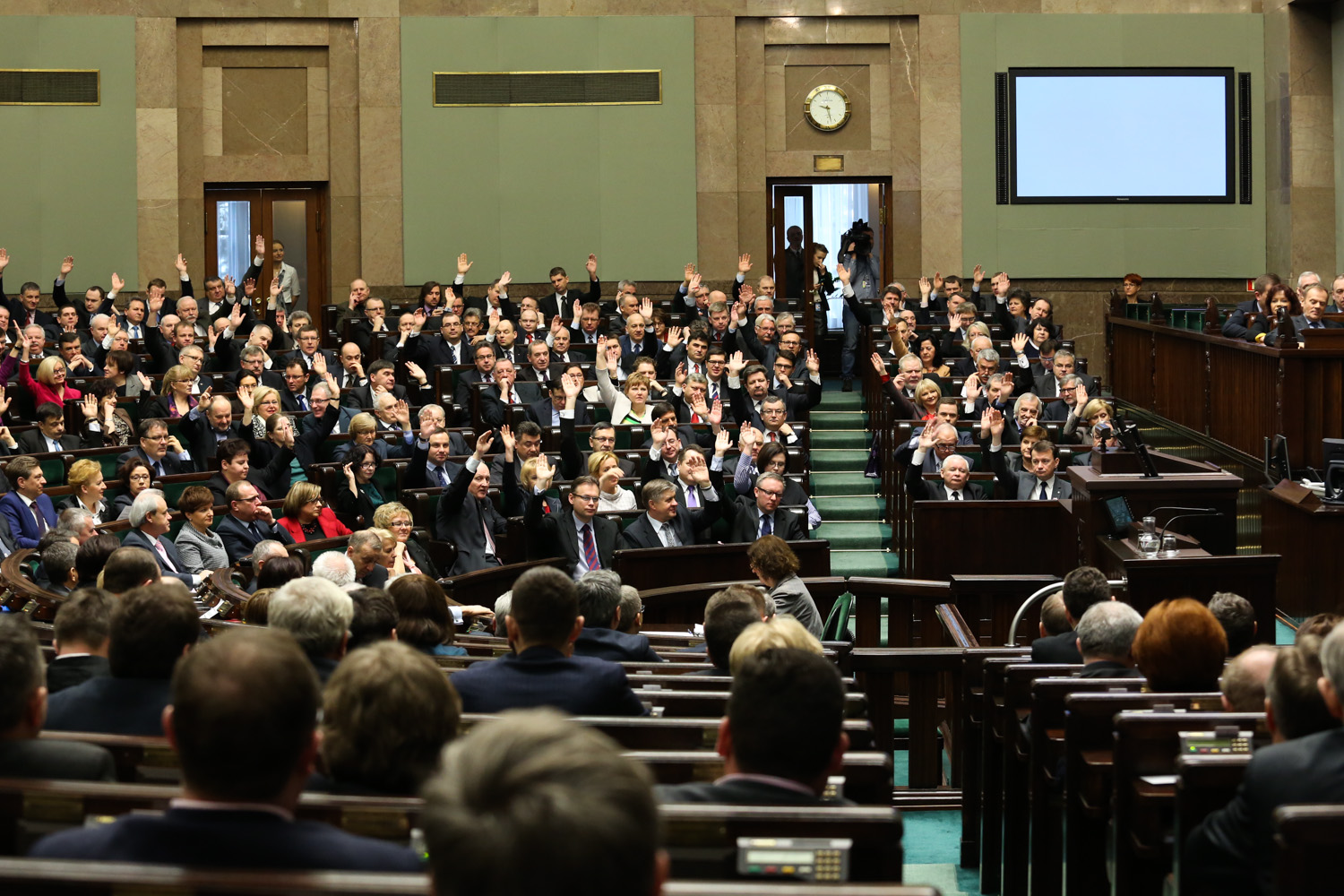 Kiełbasa wyborcza PO: Posłowie będą płacić mandaty. A1 będzie za darmo