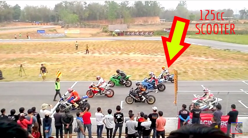 Skuter 125 vs Honda CBR 1000 RR – wyścig na torze