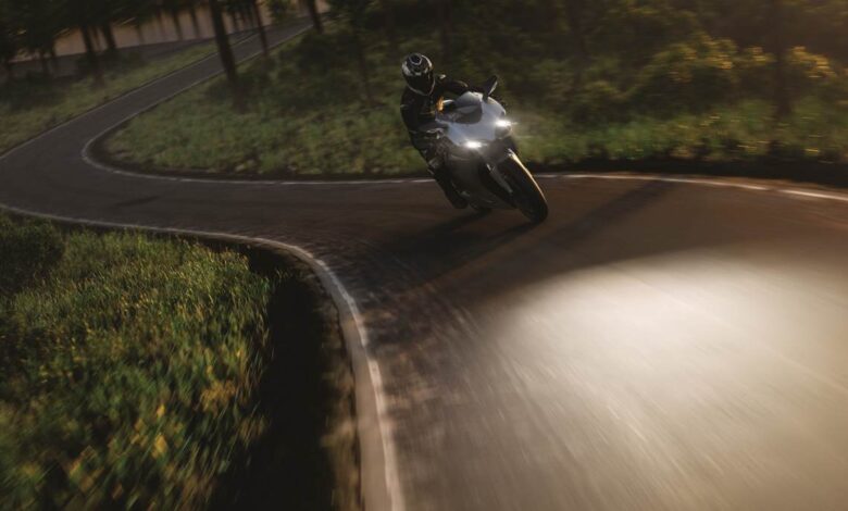 Jazda na światłach długich motocyklem a przepisy. Czy to faktycznie poprawia bezpieczeństwo?