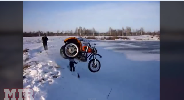 Rosyjscy kaskaderzy na motocyklach – zobacz wideo