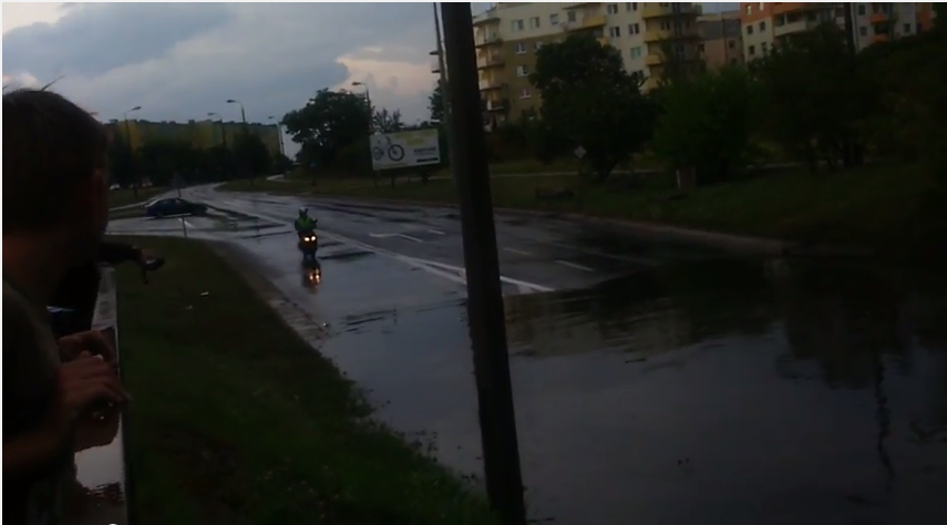 Skuterem po zalanej ulicy – wideo