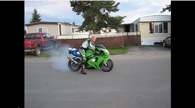 Drogowy artysta pali gumę Kawasaki – zobacz wideo
